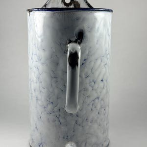 Peut inclure: Ensemble de trois mugs en céramique avec une finition mate et mouchetée. Les mugs sont de couleur crème, gris clair et gris foncé. Chaque mug a un design simple et minimaliste avec une anse arrondie.