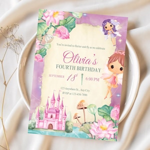 Może przedstawiać: Kapryśne zaproszenie na czwarte urodziny Olivii, z motywem wróżki. Projekt zawiera różowy zamek, wróżki, kwiaty lotosu i tekst "You're invited to flutter and fly as we celebrate." Data to 18 września o godzinie 18:00.