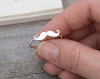 Anel de bigode em prata de lei, aliança minimalista estilo guidão, joia original e divertida.