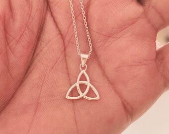Pingente de prata de lei com o nó da Trindade, colar minimalista celta com a Triquetra.
