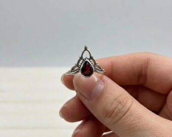 Anel em forma de lágrima com granada, faixa em filigrana de prata de lei, joia celestial boho