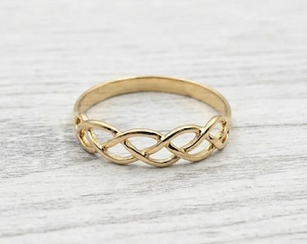 Anel dourado com nó celta, aliança entrelaçada com o símbolo do infinito, joia minimalista para casamento e promessa.