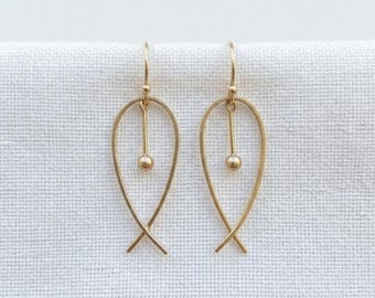 Brincos pendentes em prata de lei e ouro – Formato geométrico de gota, joias minimalistas para o dia a dia.