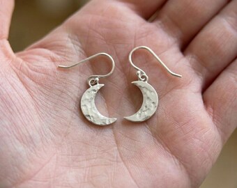 Brincos de Lua Crescente em Prata de Lei Martelo – Joias Celestiais Minimalistas