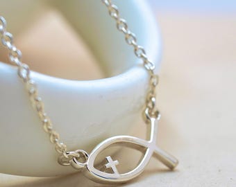 Colar com pingente de cruz em prata de lei com o símbolo de Jesus (Ichthys), ideal para batizado cristão.