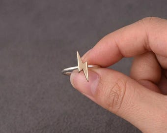 Anel bicolor em formato de raio, joia minimalista para usar em conjunto com outros anéis, peça marcante para o dia a dia.