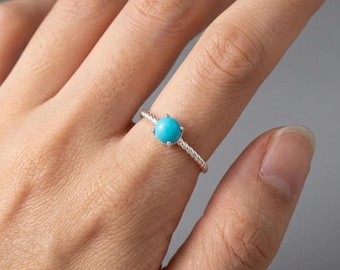 Anel delicado em prata de lei com cordão torcido e turquesa, estilo boho, para usar em conjunto com outros anéis.