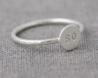 Pierścionek z inicjałem ze srebra próby 925, ręcznie tłoczony, minimalistyczna biżuteria
