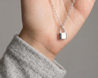 Colar com pingente de cadeado pequeno em prata de lei, joia minimalista para o dia a dia.