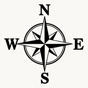 Peut inclure: Une rose des vents graphique en noir et blanc présentant un motif d'étoile centrale enfermé dans une bordure circulaire. Les points cardinaux sont clairement indiqués par les lettres N, S, E et W placées aux extrémités supérieure, inférieure, droite et gauche.