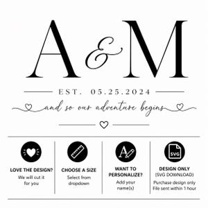以下が含まれることがあります： 「A & M」のイニシャル、日付「05.25.2024」、フレーズ「and so our adventure begins」が特徴の白黒デザイン。 下には、テキスト付きのアイコンがあります。「Love the design? We will cut it for you」、「Choose a size, Select from dropdown」、「Want to personalize? Add your name(s)」、「Design only (SVG download)。」