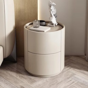 Può includere: Un set di tre tazze in ceramica con finitura opaca e macchiettata. Le tazze sono nei toni del crema, grigio chiaro e grigio scuro. Ogni tazza ha un design semplice e minimalista e un manico arrotondato.