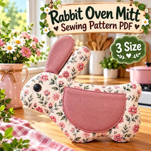 Op de afbeelding: Een PDF-naaipatroon voor een ovenwant in de vorm van een konijn, gemaakt van crèmekleurige stof met een roze bloemenprint, een effen roze voering in het oor, een effen roze zak en een zwart knoopoog. De tekst luidt Rabbit Oven Mitt Sewing Pattern PDF en 3 Size.