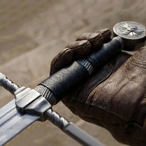 Handgjord Witcher 3-Wild Hunt stålvargmedaljong Geralt av Rivia replika | Handgjord fantasy displaybladplakett, samlarobjekt för heminredning bild 4