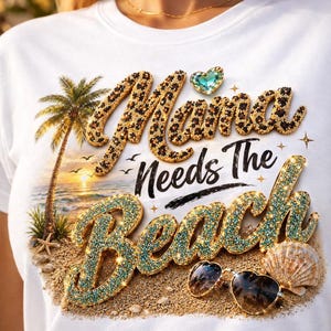 Op de afbeelding: Wit T-shirt met de tekst "Mama Needs The Beach" in een glitterontwerp. Het woord "Mama" heeft een luipaardprint. Het ontwerp bevat een strandscène, zonnebrillen en een zeeschelp.