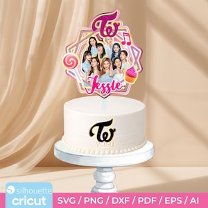 Puede incluir: Una tarta blanca con un adorno decorativo que presenta un grupo de personas, la palabra "Jessie" y la palabra "TWICE". El adorno tiene un diseño rosa y dorado con una nota musical, una piruleta y una magdalena. La tarta está sobre un soporte blanco.