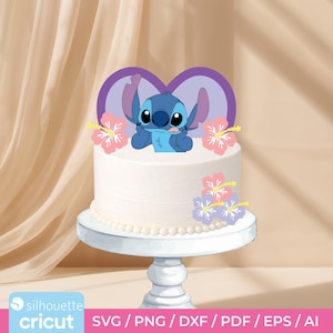 Puede incluir: Una tarta blanca con un adorno de tarta de Stitch y decoraciones de flores de hibisco. La tarta está sobre un pedestal blanco. El adorno de la tarta presenta un personaje de dibujos animados azul con orejas grandes. La imagen incluye el texto "SVG / PNG / DXF / PDF / EPS / AI".