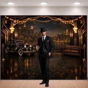 Op de afbeelding: Een grote muurkunstprint met een man in een zwart pak en fedora die een glas whisky vasthoudt. De achtergrond toont een oldtimer, een leren bank en een nachtelijk stadsbeeld, wat een vintage art-deco thema oproept.