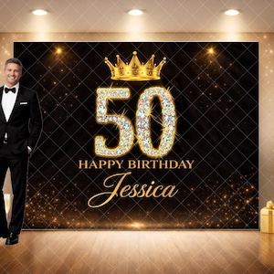 Pode incluir: Um cenário de aniversário preto e dourado com o número 50 em diamantes brilhantes, uma coroa de ouro e as palavras "Happy Birthday Jessica". Um homem de smoking preto está em frente ao cenário.