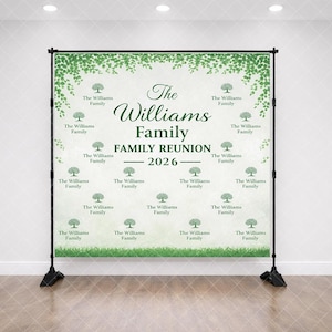 Peut inclure: Une grande toile de fond de réunion de famille verte et blanche avec le texte "The Williams Family Family Reunion 2026". La toile de fond présente une bordure d'herbe verte et des accents d'arbres et de feuilles.
