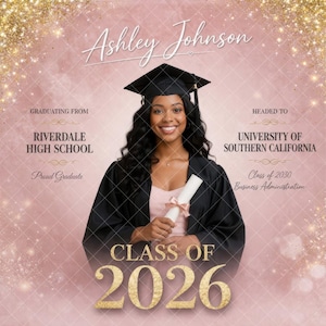 Può includere: Annuncio di laurea con una persona sorridente in toga e cappello, che tiene un diploma. Lo sfondo è rosa tenue con accenti glitterati dorati. Il testo include il nome del laureato, la scuola e "Classe del 2026".