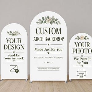 Könnte beinhalten: Drei weiße, bogenförmige Hintergrundaufsteller mit dunkelgrünem Text und floralen Akzenten. Das mittlere Schild trägt die Aufschrift CUSTOM ARCH BACKDROP Made Just for You. Links steht YOUR DESIGN Send Us Your Artwork, rechts YOUR PHOTO We Print It for You.