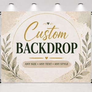 Può includere: Un fondale personalizzato con le parole "Custom Backdrop" in oro e verde scuro. Il fondale presenta un design ad acquerello con accenti floreali e il testo "ANY SIZE • ANY TEXT • ANY STYLE". Montato su un supporto nero.