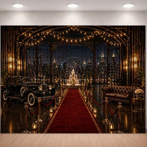 Puede incluir: Una gran impresión artística mural que representa un coche antiguo en un lujoso salón de baile con una alfombra roja, un telón de fondo de paisaje urbano y una iluminación cálida. La escena evoca una sensación de opulencia y los años veinte.