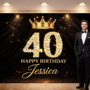 Pode incluir: Um cenário de aniversário preto e dourado com o número 40 em pedras preciosas brilhantes, uma coroa de ouro e a frase "Happy Birthday Jessica". Um homem de terno preto está em frente ao cenário.