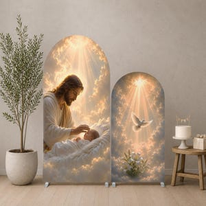 Pode incluir: Dois painéis de fundo arqueados com imagens religiosas. O painel mais alto retrata uma figura em vestes brancas tocando a testa de um bebé entre nuvens douradas. O painel mais curto mostra uma pomba branca descendo através de raios de luz.