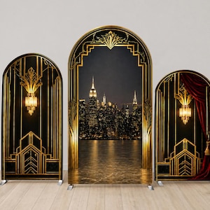 Puede incluir: Conjunto de telones de fondo de estilo Art Déco con tres paneles arqueados. Los paneles tienen un fondo negro con diseños geométricos dorados. El panel central muestra un paisaje urbano nocturno. Un panel tiene una cortina roja y una lámpara decorativa.