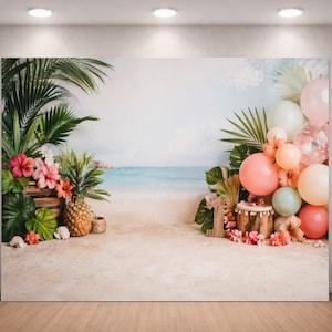 Könnte beinhalten: Ein Strand-Themen-Hintergrund mit Sandstrand, Meerblick und tropischem Laub. Rosa, pfirsichfarbene und weiße Luftballons sowie eine hölzerne Eins schmücken die Szene. Eine Ananas und Blumen tragen zum tropischen Ambiente bei.