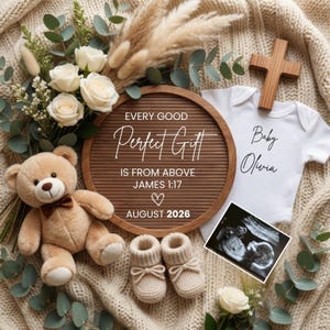 Puede incluir: Un arreglo de anuncio de bebé con un osito de peluche, patucos, un body, una cruz de madera y una imagen de ultrasonido. El texto en el tablero de letras dice "Every Good Perfect Gift Is From Above James 1:17 August 2026".