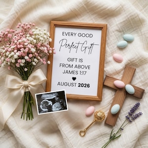 Puede incluir: Una impresión enmarcada con el texto "EVERY GOOD PERFECT GIFT GIFT IS FROM ABOVE JAMES 1:17 AUGUST 2026" se muestra. La imagen incluye un ramo de flores rosas y blancas, una ecografía, una cruz de madera y una sonaja dorada.