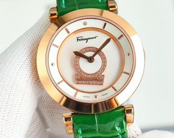Reloj de mujer vintage Salvatore Ferragamo con esfera dorada y detalles de diamantes, estilo suizo de lujo y elegante.