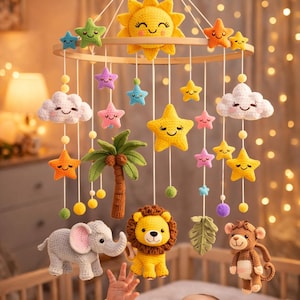 Può includere: Mobile per neonati fatto a mano all'uncinetto con un sole sorridente, stelle, nuvole, una palma, un elefante, un leone e una scimmia. Il mobile è sospeso sopra un bambino in una culla. I colori includono giallo, verde, arancione, rosa, blu e bianco.