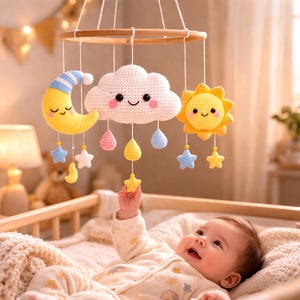 Schema PDF per giostrina da culla all'uncinetto con sole, luna e nuvole, giostrina fai da te per la cameretta, stelle amigurumi e gocce di pioggia, decorazione da appendere alla culla, adatta ai principianti.