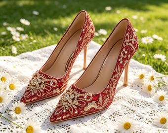 Plantillas personalizadas, zapatos de tacón de aguja con punta puntiaguda de cristal rojo y dorado para vestidos de novia.