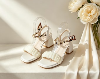 Kundenspezifische Einlegesohlen, weiße geraffte Blockabsatz-Sandalen | Gold Kette Hochzeit Heels