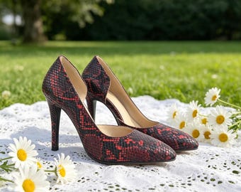 Plantillas personalizadas, zapatos de tacón con estampado de serpiente rojo y negro / tacones puntiagudos con aberturas