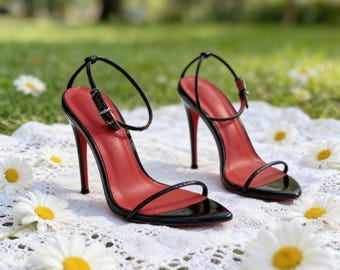 Maßgeschneiderte Einlagen, Schwarz Lack Rote Sohle Knöchel Riemen Heels | Spitze Zehen Stilettos | Valentinstag Hochzeit Gast Sandalen