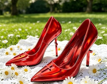 Plantillas personalizadas, tacones de aguja rojos metalizados con tacón cruzado y acabado brillante de charol.