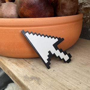 Retro Computer Cursor Decor - 3D Printed Mouse Pointer - Geeky Office Decoration - Tech Enthusiast Gift - Pixel Art Desk Sign