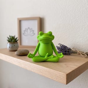 Zen yoga frog sculpture – lotus pose meditation figurine – vibrant green mindfulness desktop decor – 3d printed whimsical mudra art