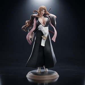 Puede incluir: Una figura detallada de estilo anime de un personaje con cabello largo y ondulado de color marrón, que viste un atuendo tipo kimono en blanco y negro con detalles en rosa. La figura lleva una espada en la espalda y se apoya en una base circular.