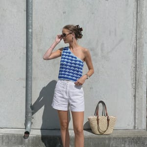 Patrón de top de ganchillo de un solo hombro en PDF / Top corto azul y blanco con punto de concha (descarga digital)