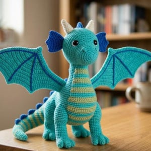 Padrão de crochê de dragão d'água, brinquedo de pelúcia amigurumi de dragão marinho (guia em PDF)