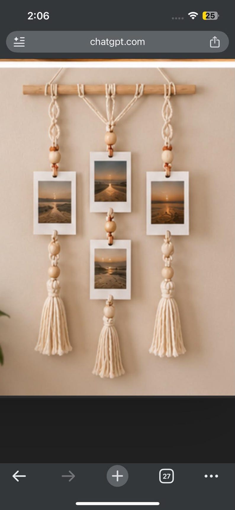 Op de afbeelding: Een wandhanger met een horizontale houten stok en drie verticale macram&eacute;koorden. Elk koord bevat witte rechthoekige fotolijsten met zonsondergang-strandsc&egrave;nes, geaccentueerd met natuurlijke houten kralen en afgewerkt met lange kwastjes.