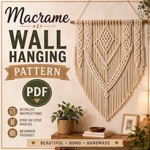 Könnte beinhalten: Eine Makramee-Wandbehang-Anleitung als PDF mit detaillierten Anweisungen, Schritt-für-Schritt-Fotos und Text für Anfänger. Das Bild zeigt einen cremefarbenen Makramee-Wandbehang mit geometrischen Rauten-Knoten an einem Holzstab.