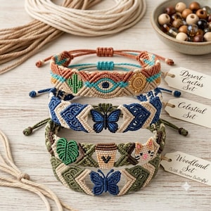 Puede incluir: Cuatro pulseras de macramé tejidas con patrones y dijes intrincados. La pulsera superior muestra un cactus, un ojo y un sol. La segunda muestra una mariposa azul. La tercera presenta una hoja, una taza de café y una cara de gato.